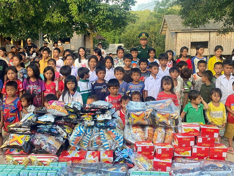 Hình ảnh một nhóm hỗ trợ hoặc tư vấn cho người có vấn đề cờ bạc