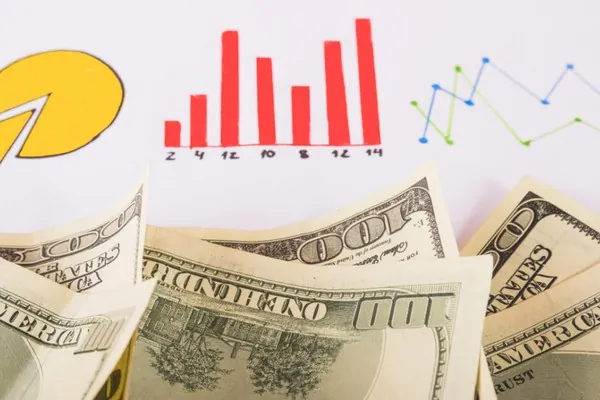 Người đang phân tích dữ liệu và chiến lược cá cược bóng đá